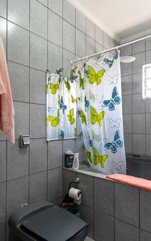Casa à venda com 270m², 4 quartos e 2 vagas Casa à venda com 270m², 4 quartos e 2 vagasBanheiro da Suíte 1
