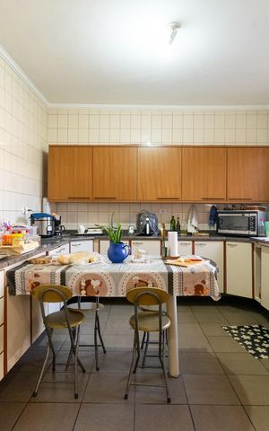 Casa à venda com 270m², 4 quartos e 2 vagas Casa à venda com 270m², 4 quartos e 2 vagasCozinha