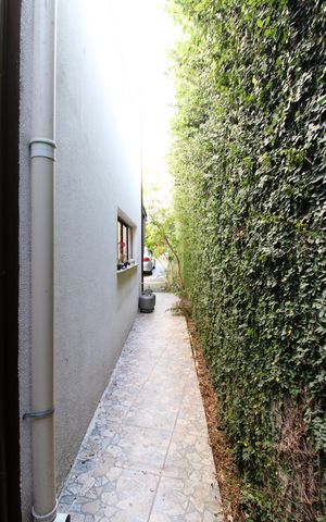 Casa de condomínio à venda com 176m², 2 quartos e 2 vagasCorredor lateral