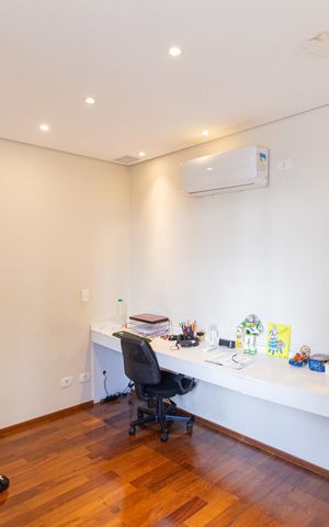 Casa de condomínio à venda com 370m², 4 quartos e 4 vagas Casa de condomínio à venda com 370m², 4 quartos e 4 vagasSuíte 1