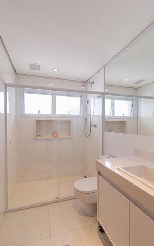 Casa de condomínio à venda com 370m², 4 quartos e 4 vagas Casa de condomínio à venda com 370m², 4 quartos e 4 vagasBanheiro da suíte 3