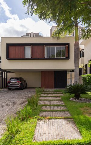 Casa de condomínio à venda com 370m², 4 quartos e 4 vagas Casa de condomínio à venda com 370m², 4 quartos e 4 vagasFachada