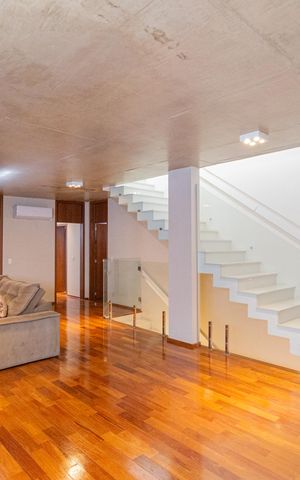 Casa de condomínio à venda com 370m², 4 quartos e 4 vagas Casa de condomínio à venda com 370m², 4 quartos e 4 vagasSala de TV