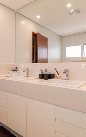 Casa de condomínio à venda com 370m², 4 quartos e 4 vagas Casa de condomínio à venda com 370m², 4 quartos e 4 vagasBanheiro da suíte 4