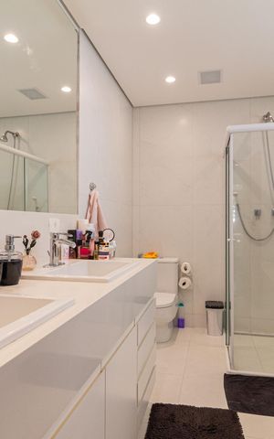 Casa de condomínio à venda com 370m², 4 quartos e 4 vagas Casa de condomínio à venda com 370m², 4 quartos e 4 vagasBanheiro da suíte 4