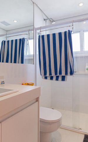 Casa de condomínio à venda com 370m², 4 quartos e 4 vagas Casa de condomínio à venda com 370m², 4 quartos e 4 vagasBanheiro da suíte 2