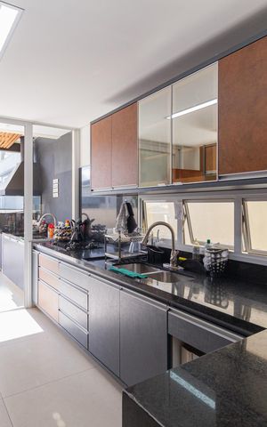 Casa de condomínio à venda com 370m², 4 quartos e 4 vagas Casa de condomínio à venda com 370m², 4 quartos e 4 vagasCozinha