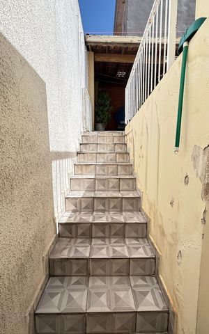 Casa à venda com 210m², 3 quartos e 3 vagas Casa à venda com 210m², 3 quartos e 3 vagasEscada