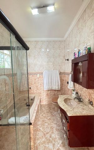 Casa à venda com 210m², 3 quartos e 3 vagas Casa à venda com 210m², 3 quartos e 3 vagasBanheiro