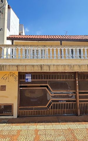 Casa à venda com 210m², 3 quartos e 3 vagas Casa à venda com 210m², 3 quartos e 3 vagasFachada e placa