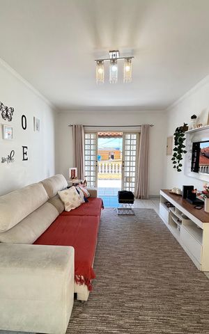 Casa à venda com 210m², 3 quartos e 3 vagas Casa à venda com 210m², 3 quartos e 3 vagasSala