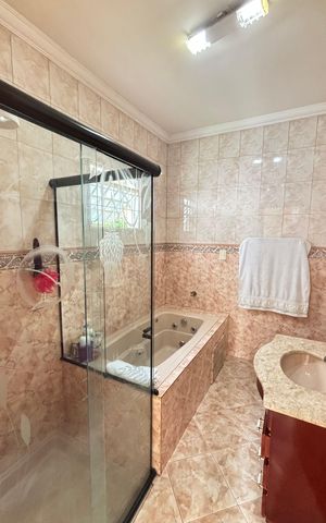 Casa à venda com 210m², 3 quartos e 3 vagas Casa à venda com 210m², 3 quartos e 3 vagasBanheiro