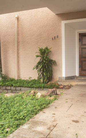 Casa à venda com 660m², 3 quartos e 3 vagasFrente