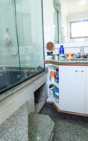 Apartamento à venda com 309m², 3 quartos e 4 vagas Apartamento à venda com 309m², 3 quartos e 4 vagasBanheiro Suíte 2