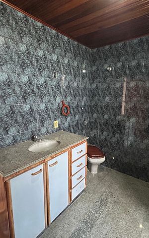 Casa à venda com 299m², 4 quartos e 4 vagasBanheiro da Suíte 2