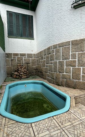 Casa à venda com 299m², 4 quartos e 4 vagasPiscina