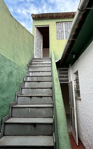 Casa à venda com 299m², 4 quartos e 4 vagasEscada Externa