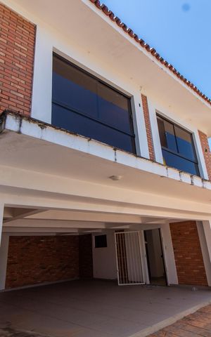 Casa à venda com 400m², 5 quartos e 8 vagasÁREA EXTERNA FRENTE