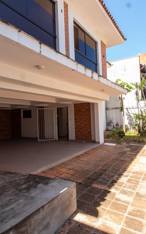Casa à venda com 400m², 5 quartos e 8 vagasÁREA EXTERNA FRENTE