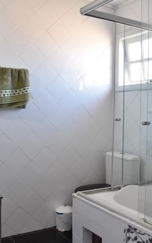 Casa de condomínio para alugar com 300m², 3 quartos e 4 vagasBanheiro da Suíte 2