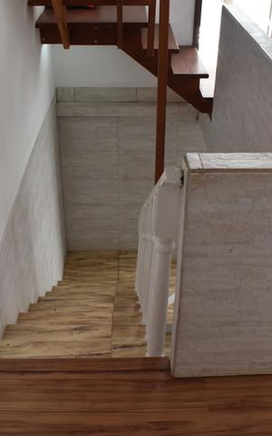 Casa de condomínio para alugar com 300m², 3 quartos e 4 vagasEscada