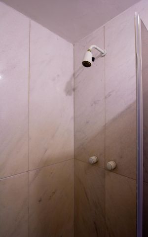 Casa de condomínio à venda com 199m², 3 quartos e 2 vagas Casa de condomínio à venda com 199m², 3 quartos e 2 vagasBanheiro da Suíte 1