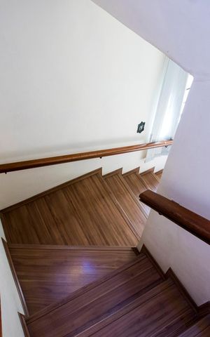 Casa à venda com 163m², 3 quartos e 5 vagas Casa à venda com 163m², 3 quartos e 5 vagasEscada