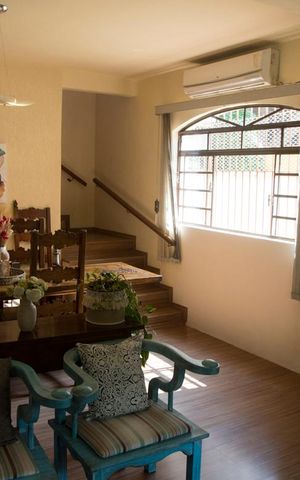 Casa à venda com 163m², 3 quartos e 5 vagas Casa à venda com 163m², 3 quartos e 5 vagasSala