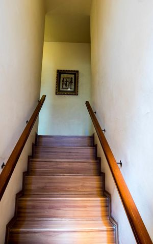 Casa à venda com 163m², 3 quartos e 5 vagas Casa à venda com 163m², 3 quartos e 5 vagasEscada