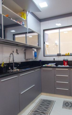 Casa de condomínio à venda com 250m², 4 quartos e 2 vagas Casa de condomínio à venda com 250m², 4 quartos e 2 vagasCozinha e Área de Serviço
