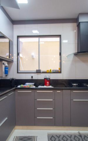 Casa de condomínio à venda com 250m², 4 quartos e 2 vagas Casa de condomínio à venda com 250m², 4 quartos e 2 vagasCozinha e Área de Serviço