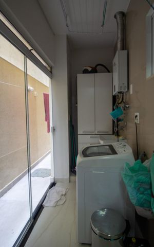 Casa de condomínio à venda com 250m², 4 quartos e 2 vagas Casa de condomínio à venda com 250m², 4 quartos e 2 vagasCozinha e Área de Serviço