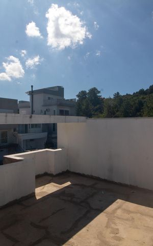 Casa à venda com 180m², 3 quartos e 2 vagas Casa à venda com 180m², 3 quartos e 2 vagasTerraço