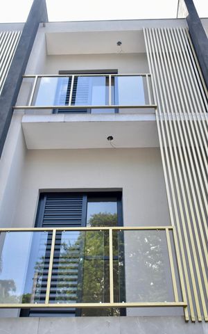 Casa à venda com 175m², 3 quartos e 2 vagas Casa à venda com 175m², 3 quartos e 2 vagasFachada