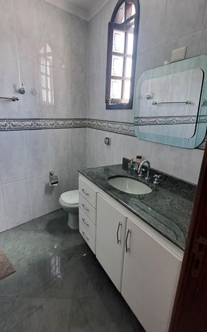 Casa à venda com 175m², 3 quartos e 3 vagasBanheiro 1