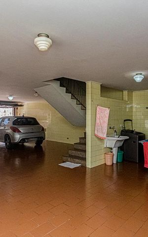 Casa à venda com 321m², 3 quartos e 6 vagas Casa à venda com 321m², 3 quartos e 6 vagasGaragem