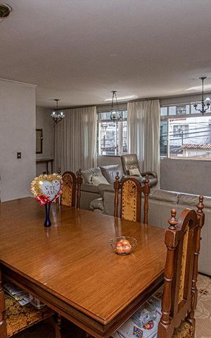 Casa à venda com 321m², 3 quartos e 6 vagas Casa à venda com 321m², 3 quartos e 6 vagasSala