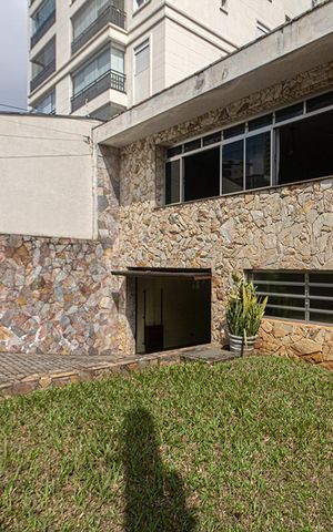 Casa à venda com 321m², 3 quartos e 6 vagas Casa à venda com 321m², 3 quartos e 6 vagasQuintal