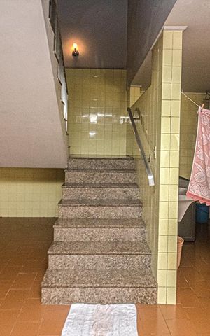 Casa à venda com 321m², 3 quartos e 6 vagas Casa à venda com 321m², 3 quartos e 6 vagasEscada