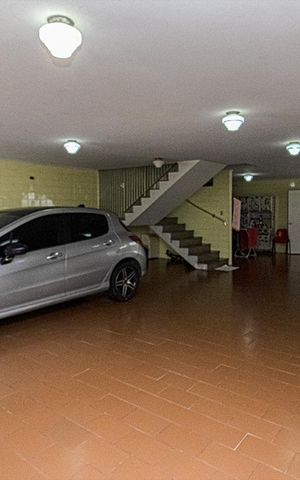 Casa à venda com 321m², 3 quartos e 6 vagas Casa à venda com 321m², 3 quartos e 6 vagasGaragem