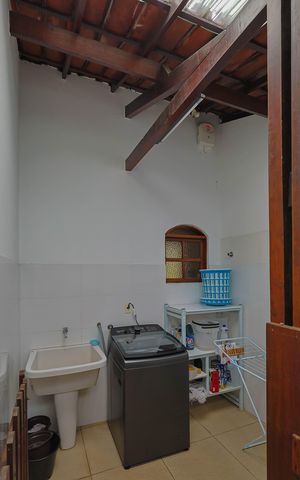 Casa à venda com 300m², 3 quartos e 4 vagas Casa à venda com 300m², 3 quartos e 4 vagasÁrea de Serviço