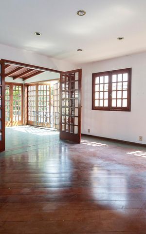 Casa à venda com 260m², 5 quartos e 6 vagas Casa à venda com 260m², 5 quartos e 6 vagasSala