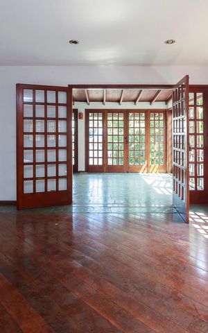 Casa à venda com 260m², 5 quartos e 6 vagas Casa à venda com 260m², 5 quartos e 6 vagasSala