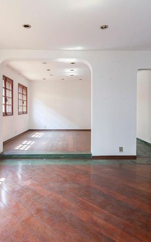 Casa à venda com 260m², 5 quartos e 6 vagas Casa à venda com 260m², 5 quartos e 6 vagasSala