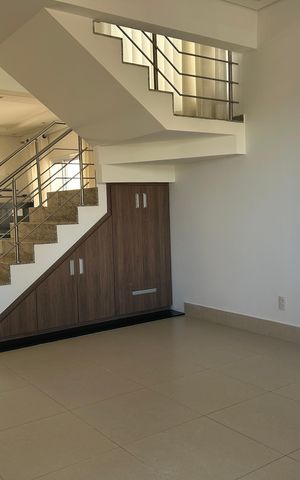 Casa de condomínio à venda com 252m², 4 quartos e 4 vagasSala