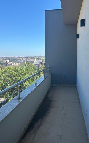 Casa de condomínio à venda com 252m², 4 quartos e 4 vagasVaranda 1