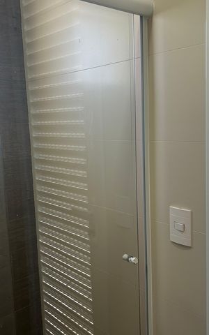 Casa de condomínio à venda com 252m², 4 quartos e 4 vagasLavabo