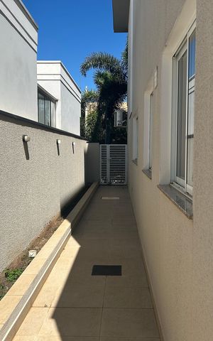 Casa de condomínio à venda com 252m², 4 quartos e 4 vagasCorredor externo