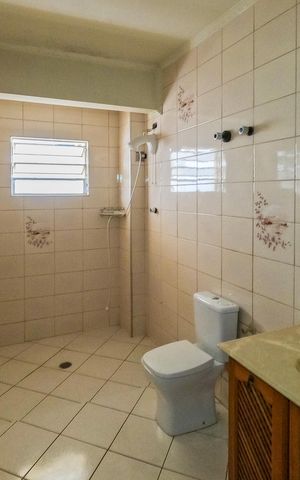 Casa para alugar com 360m², 5 quartos e 2 vagas Casa para alugar com 360m², 5 quartos e 2 vagasBanheiro 2