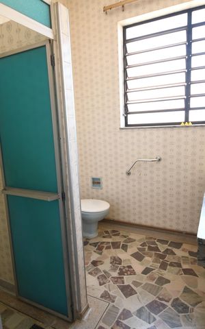Casa à venda com 260m², 4 quartos e 4 vagasBanheiro Fundos